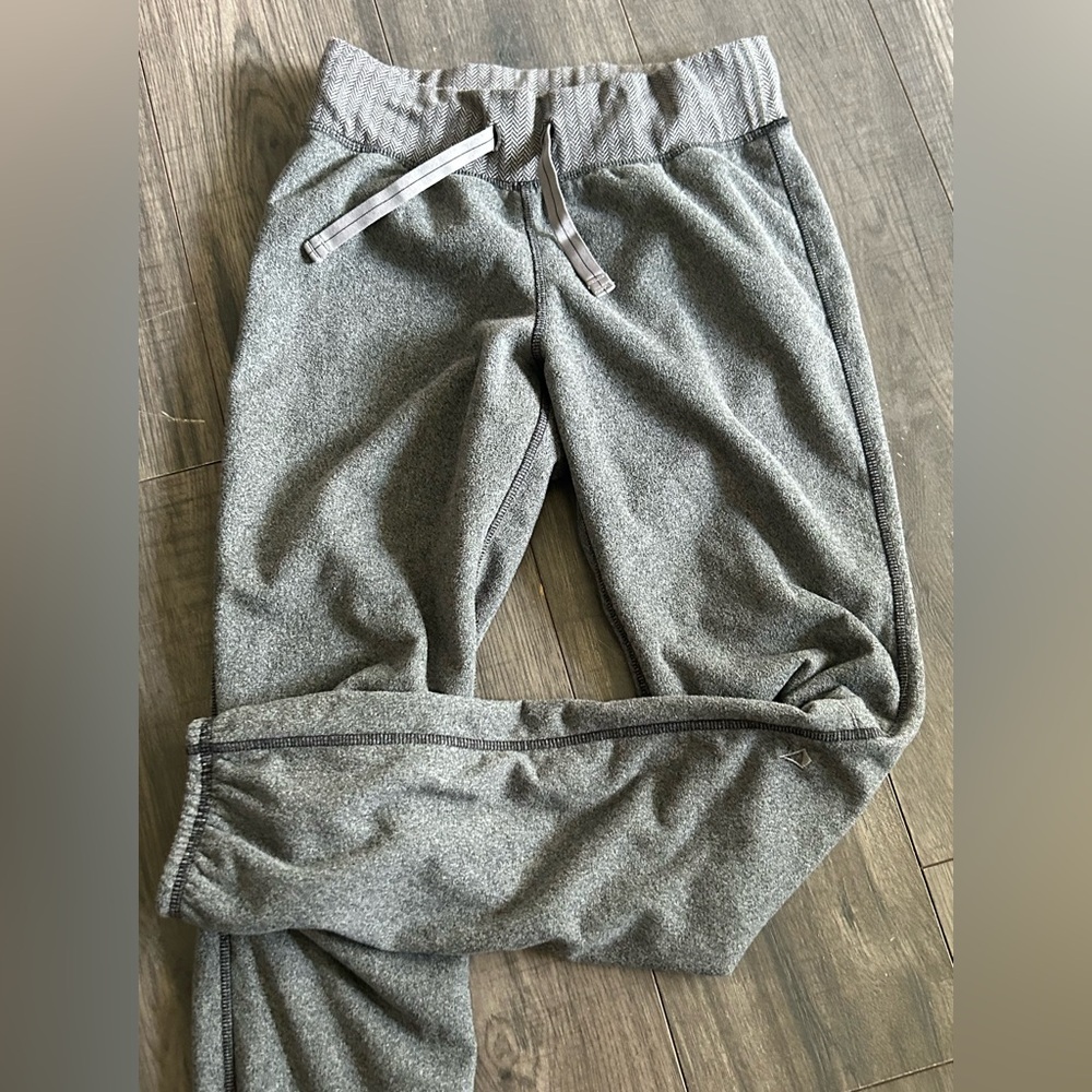 IVIVVA by LULULEMON Girls size 10 fleece lined grey joggers